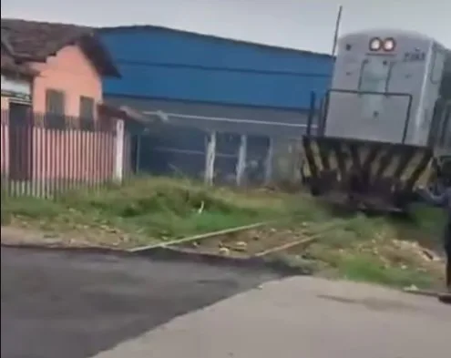 Asfalto aplicado sobre trilhos impede passagem de trem e gera indignação