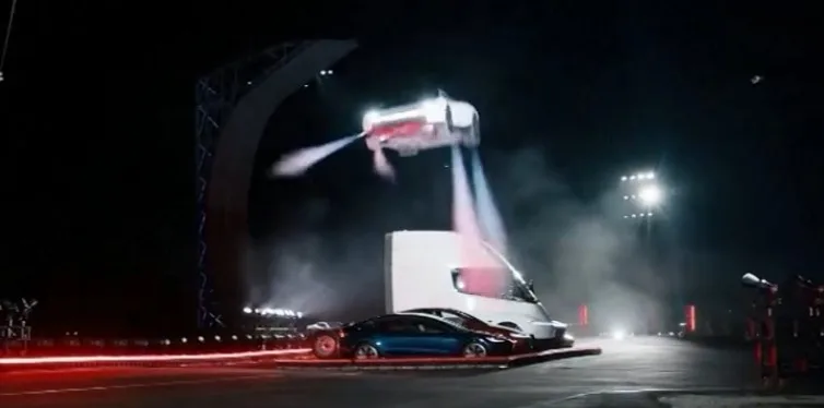 Elon Musk apresenta protótipo do Tesla Roadster capaz de realizar manobras no ar